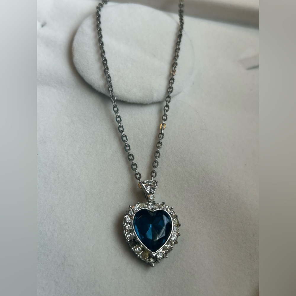 Royal Blue Heart Rhinestone Pendant Necklace Silver Tone Chain Vintage Necklace - Picture 5 of 14